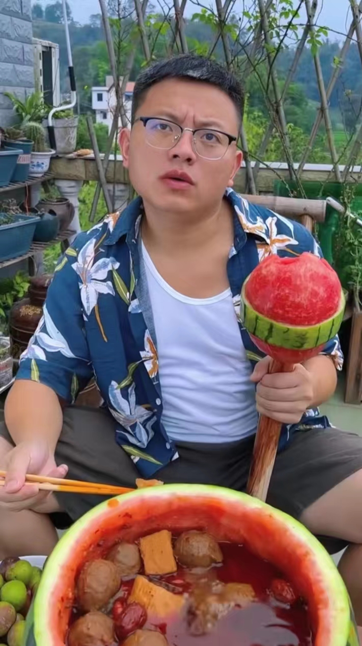 吃瓜搞笑视频(吃瓜比赛搞笑视频)