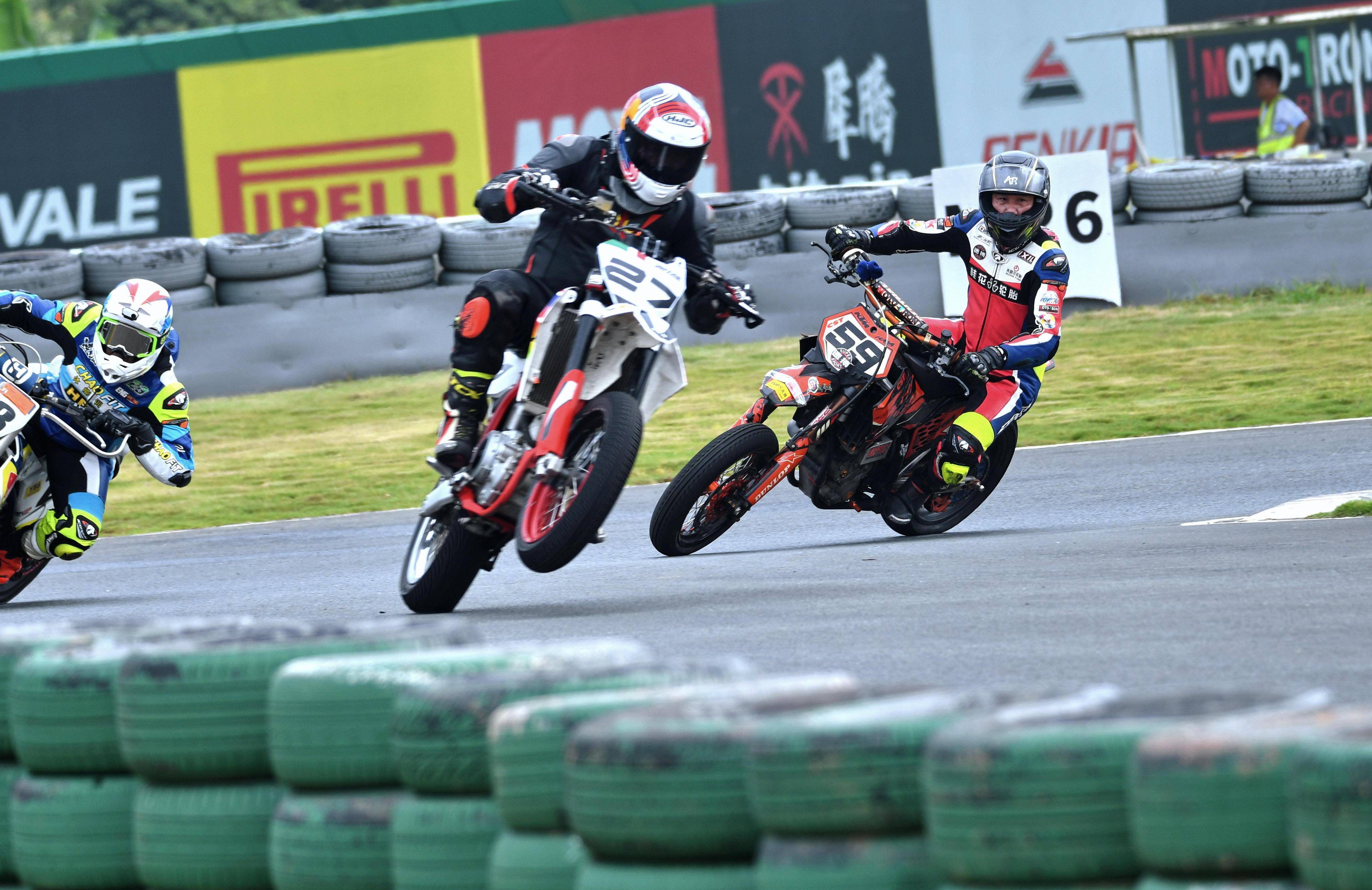 摩托车大赛完整版(摩托车比赛现场视频)